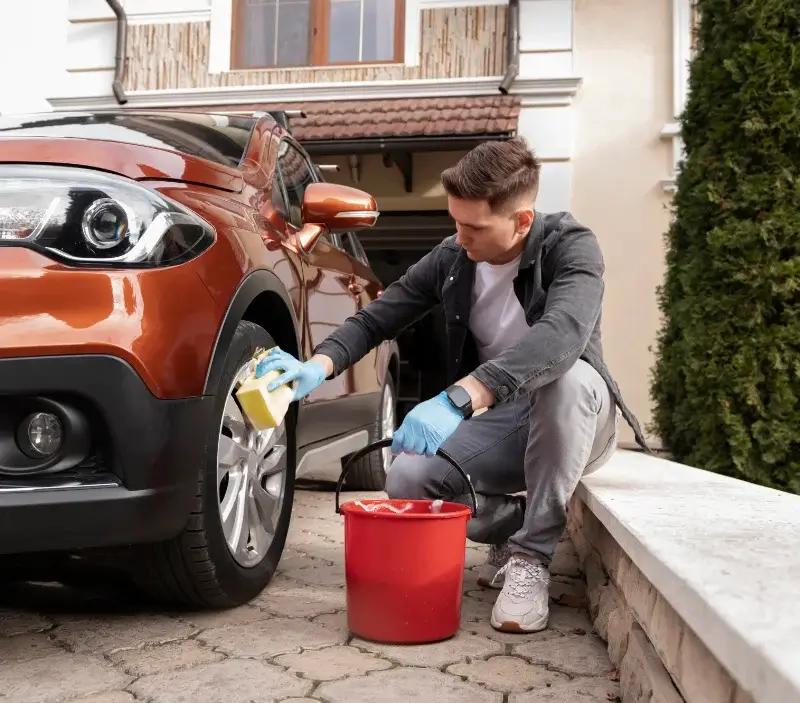 Lavage auto à domicile Saint-Léger-sous-Cholet : professionnel intervenant sur un véhicule